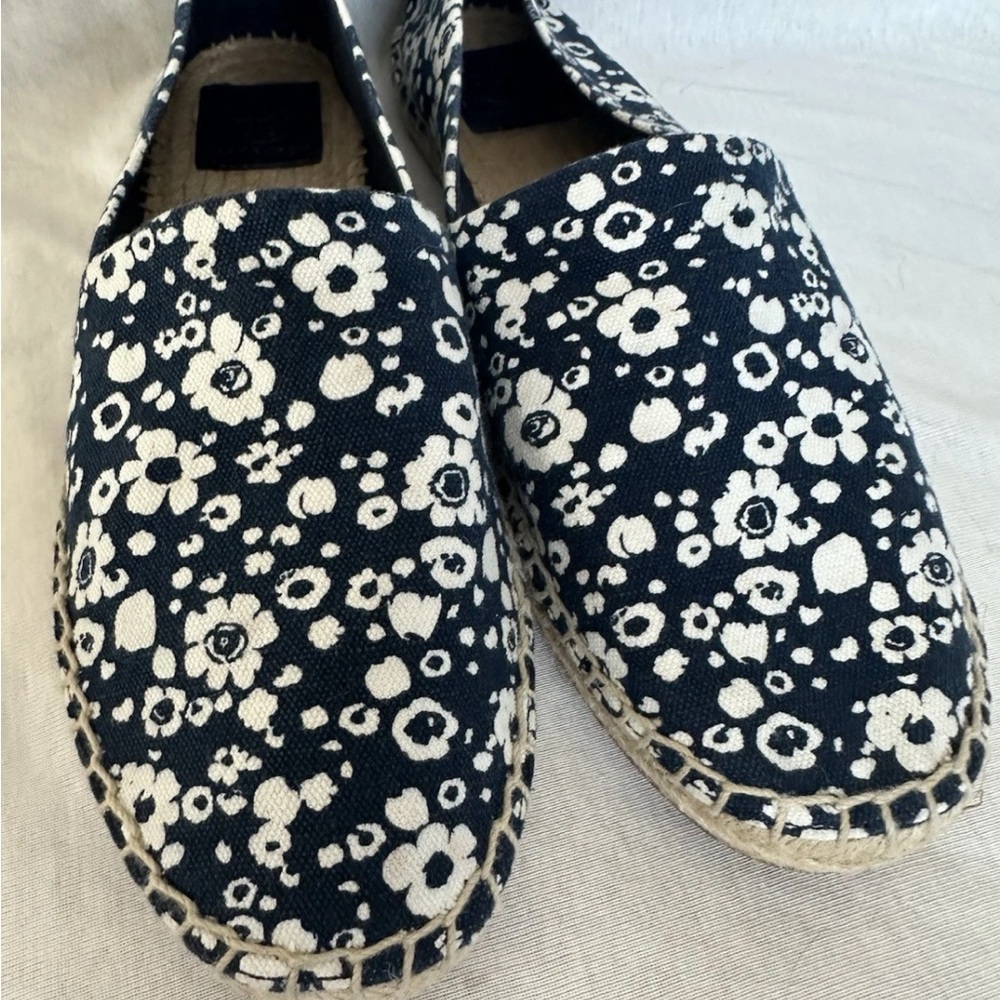 Tory Burch Canvas Navy with white Floral print back logo Espadrilles size 10 - Picture 13 of 15